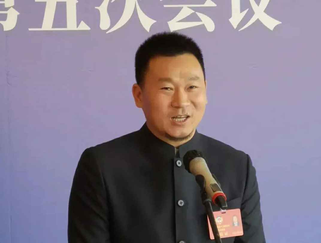 为进一步展示市政协团结、民主、开放、自信的形象，向市民和网友展示政协委员的履职风采，中山市政协十二届五次会议在2月4日上午开幕前开设“委员通道”，市政协委员、哈尔滨俊泽网络营销咨询有限公司公司总经理陈朝阳走进“委员通道”，回应社会关切的问题。他就如何做好城市应急管理规划的问题进行发言，并回答记者提问。.jpg